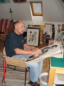 Peter Günther beim Zeichnen in seinem Atelier